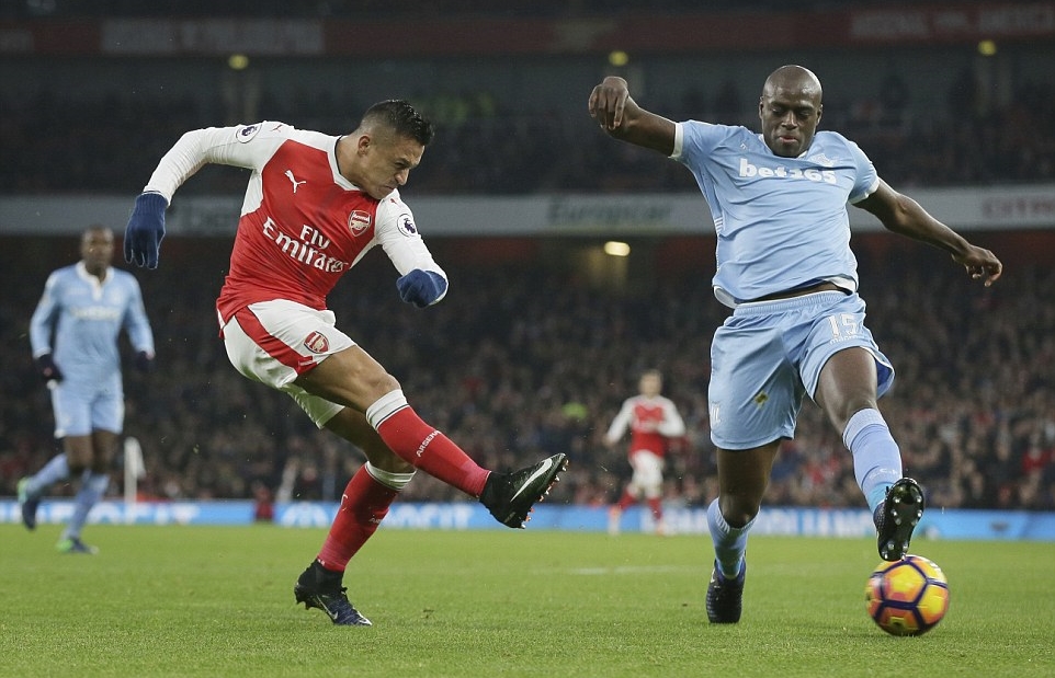 Alexis Sanchez tích cực thi đấu trong trận này. Ảnh: Daily Mail.