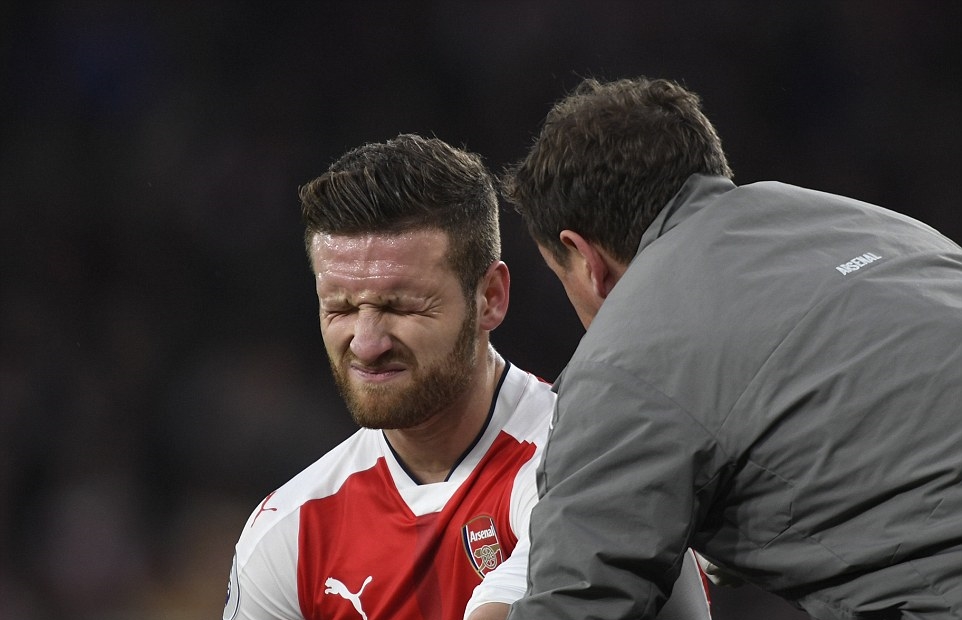 Mustafi bị đau và có nguy cơ dính chấn thương. Ảnh: Daily Mail.