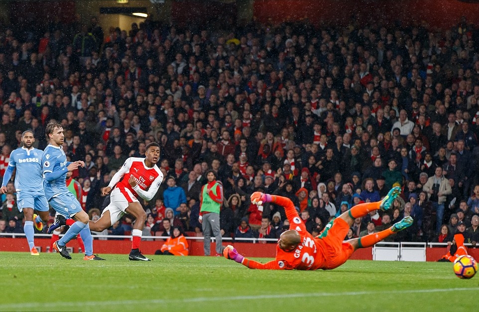 Iwobi kết thúc trận đấu với bàn thắng ấn định chiến thắng 3-1. Ảnh: Internet.