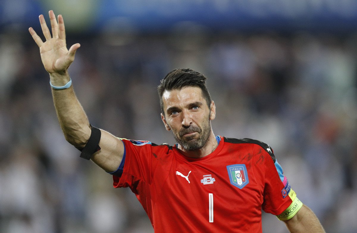 Sau EURO, Gianluigi Buffon tuyên bố anh sẽ thi đấu cho tuyển Ý tại World Cup 2018. Ảnh: Squawka.