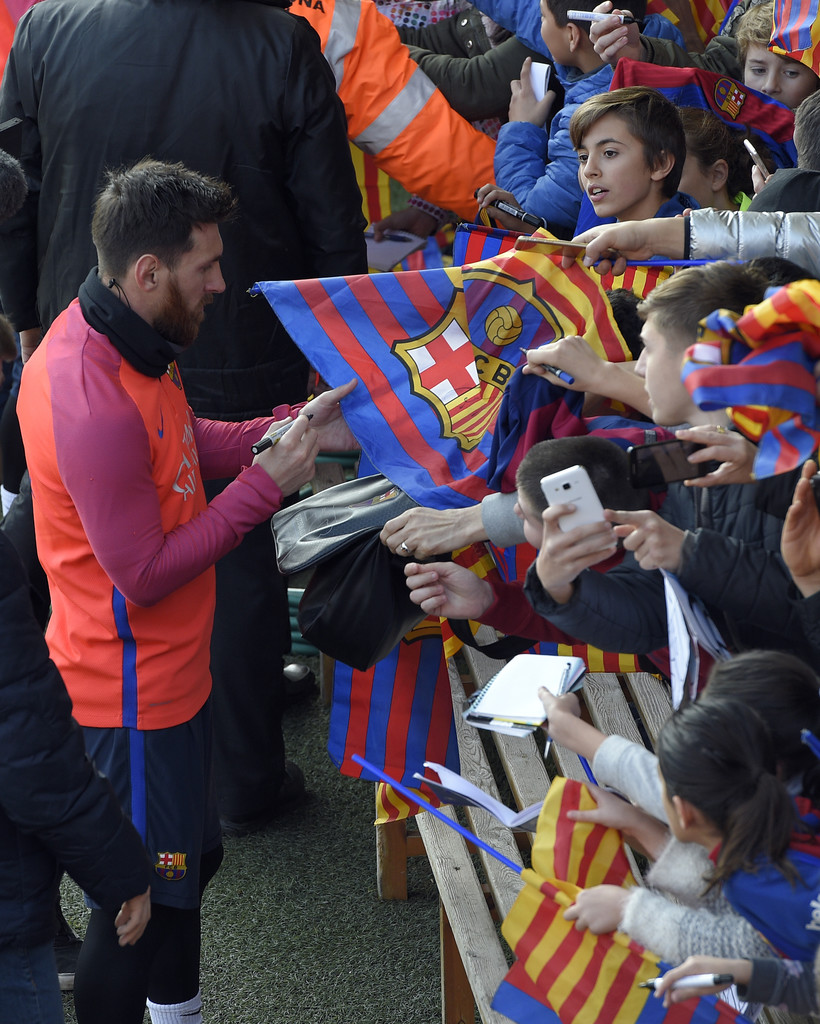 Lionel Messi được rất nhiều CĐV xin chữ ký. Ảnh: Zimbio.