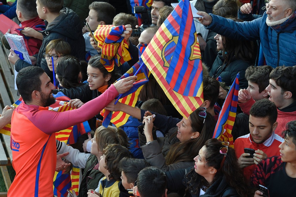 Các ngôi sao Barca ký tặng nhiệt tình cho những CĐV. Ảnh: Zimbio.