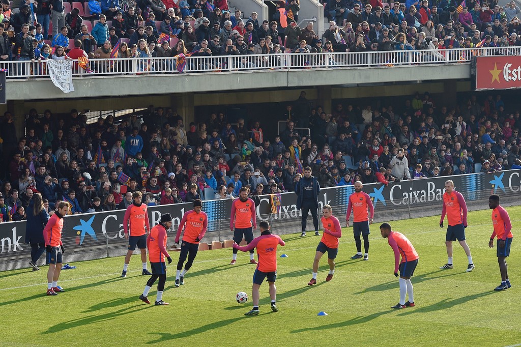 Hơn 10.000 người đã có mặt để xem các ngôi sao Barca tập luyện. Ảnh: Zimbio.