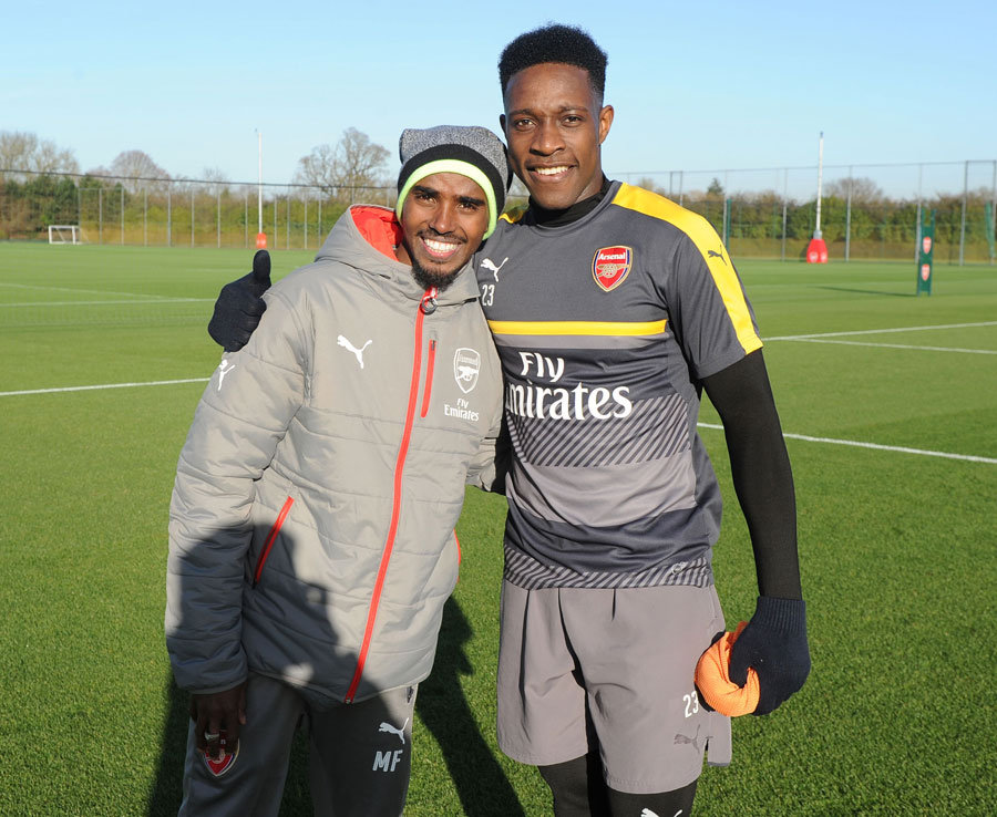 Anh cùng Welbeck chụp khá nhiều ảnh lưu niệm. Ảnh: Daily Star.