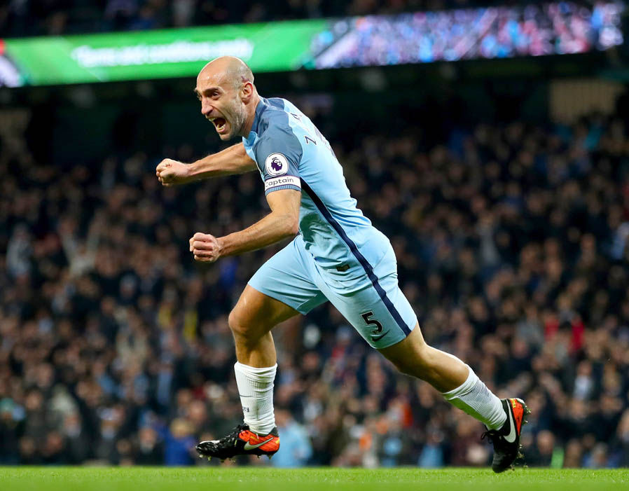 Pablo Zabaleta (Man City). Ảnh: Express.
