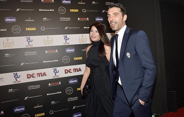 Buffon đến dự lễ cùng cô vợ Ilaria D'Amico. Ảnh: Daily Mail.