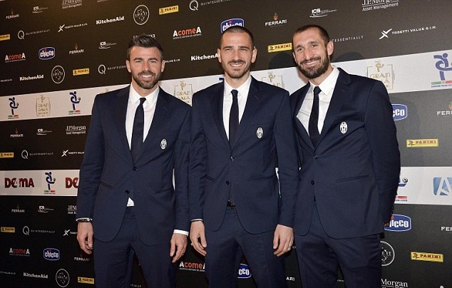 Bộ ba phòng ngự Andrea Barzagli, Leonardo Bonucci và Chiellini đều có tên trong đội hình hay nhất năm. Ảnh: Daily Mail.