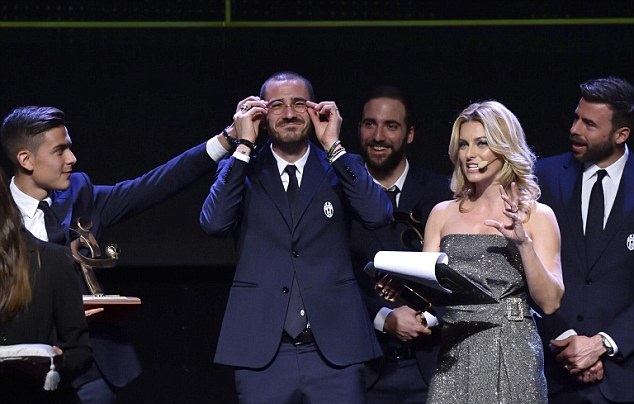 Bonucci bông đùa trên sân khấu khi nhận giải thưởng Best Player. Ảnh: Daily Mail.