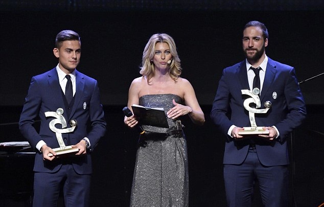 Dybala và Higuain cũng là những tiền đạo có mặt trong đội hình hay nhất năm. Ảnh: Daily Mail.