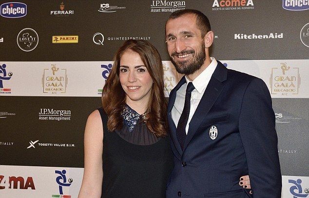 Chiellini và vợ Carolina Bonistalli chụp ảnh trên thảm đỏ trước thềm buổi lễ. Ảnh: Daily Mail.