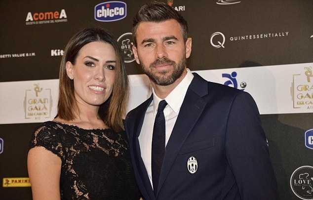 Barzagli cũng được vợ Maddalena Nullo tháp tùng đến buổi lễ. Ảnh: Daily Mail.