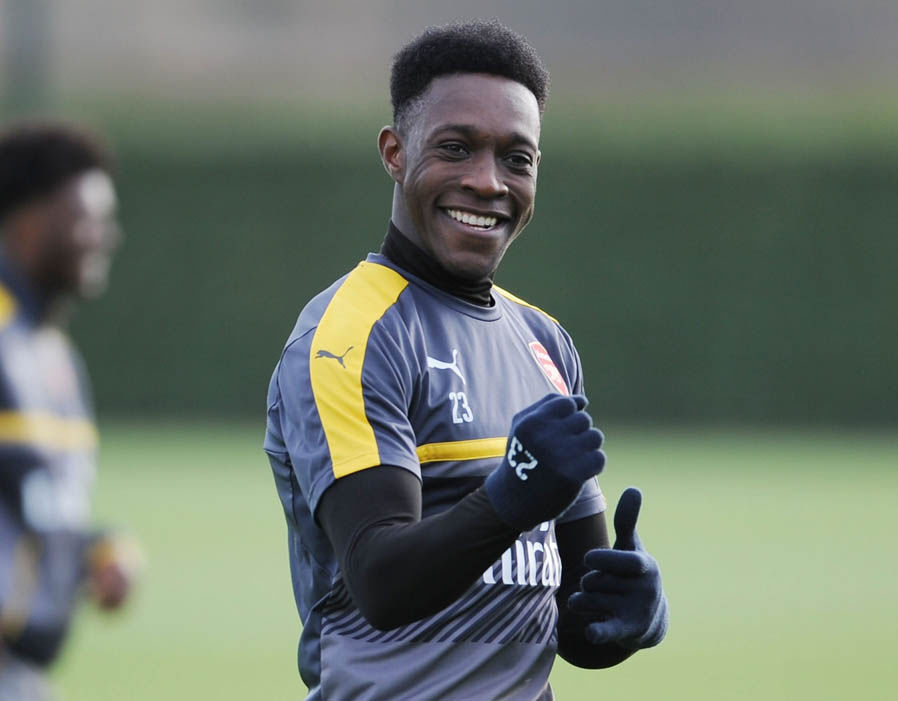 Danny Welbeck tươi cười trên sân tập. Ảnh: Express.