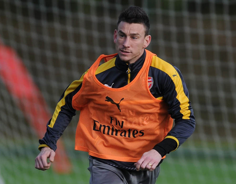 Laurent Koscielny có nhiệm vụ khó khăn khi phải đối đầu với Diego Costa. Ảnh: Express.