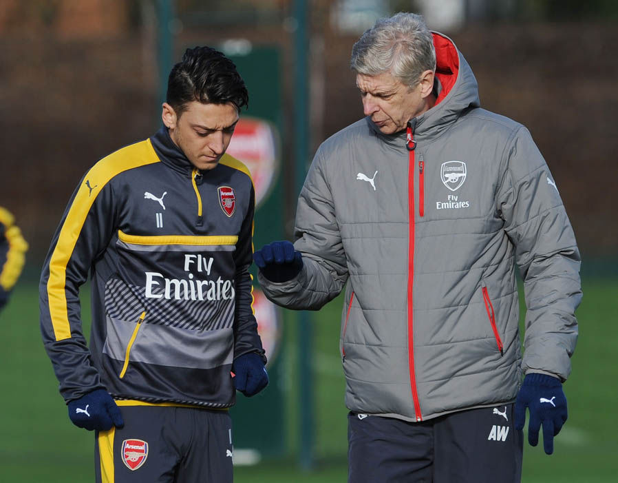 HLV Arsene Wenger chỉ bảo tận tình với Mesut Oezil. Ảnh: Express.