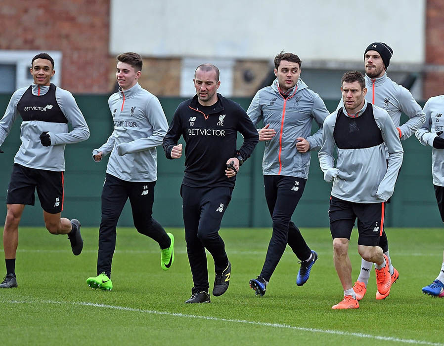 Những ngôi sao trẻ vẫn tích cực tập luyện, tuy nhiên khả năng ra sân trước Spurs của họ là khá thấp. Ảnh: Express.