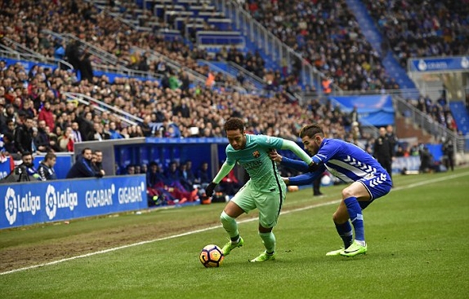 Alaves đang phòng ngự rất kín kẽ. Ảnh: Daily Mail.