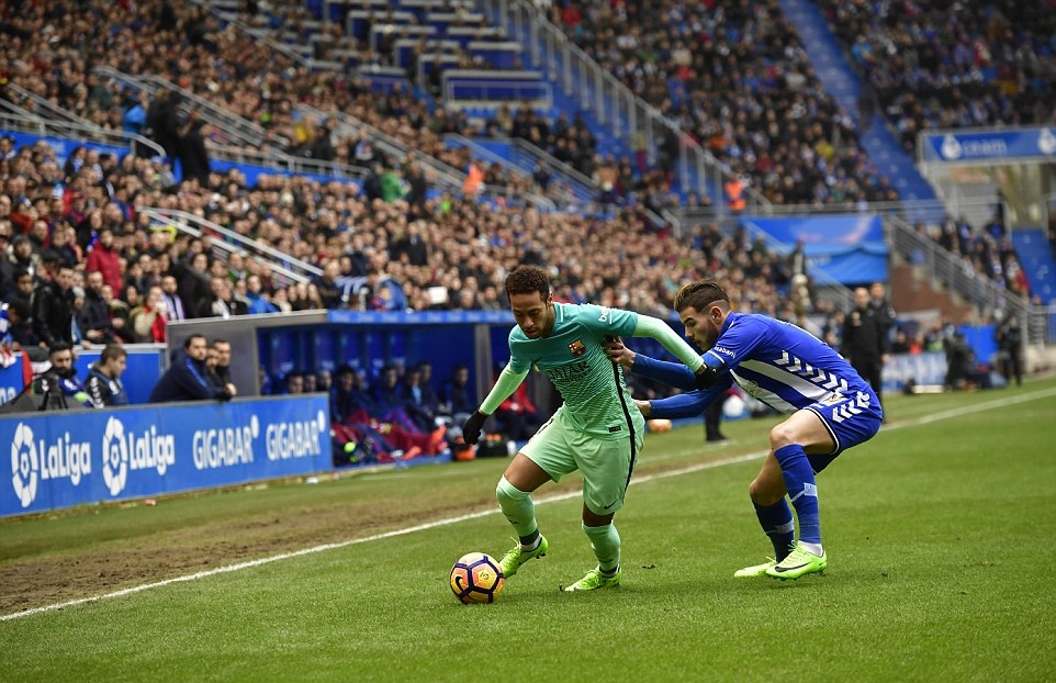 Barcelona gặp đôi chút khó khăn trong nửa đầu hiệp 1. Ảnh: Daily Mail.