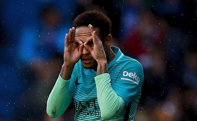 Neymar có bàn thắng dễ dàng trong hiệp 1. Ảnh: Daily Mail.