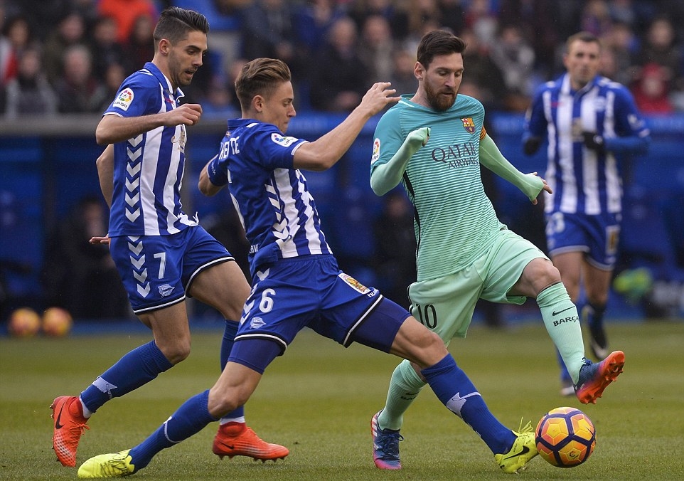 Alaves tổ chức phòng ngự rất chặt chẽ trước Barca. Ảnh: Daily Mail.