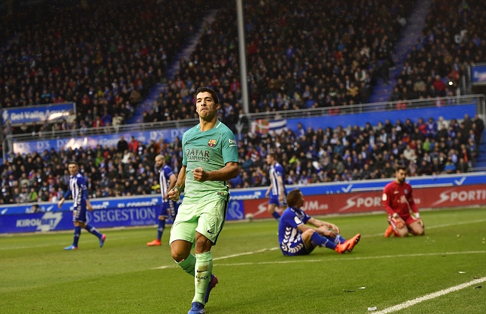 Tuy nhiên, trong một tình huống tấn công chớp nhoáng, Luis Suarez đã mở tỷ số cho đội khách. Ảnh: Daily Mail.