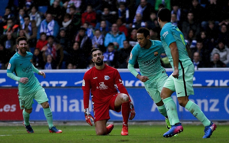 Chỉ 3 phút sau, Neymar có bàn nhân đôi cách biệt. Ảnh: Daily Mail.