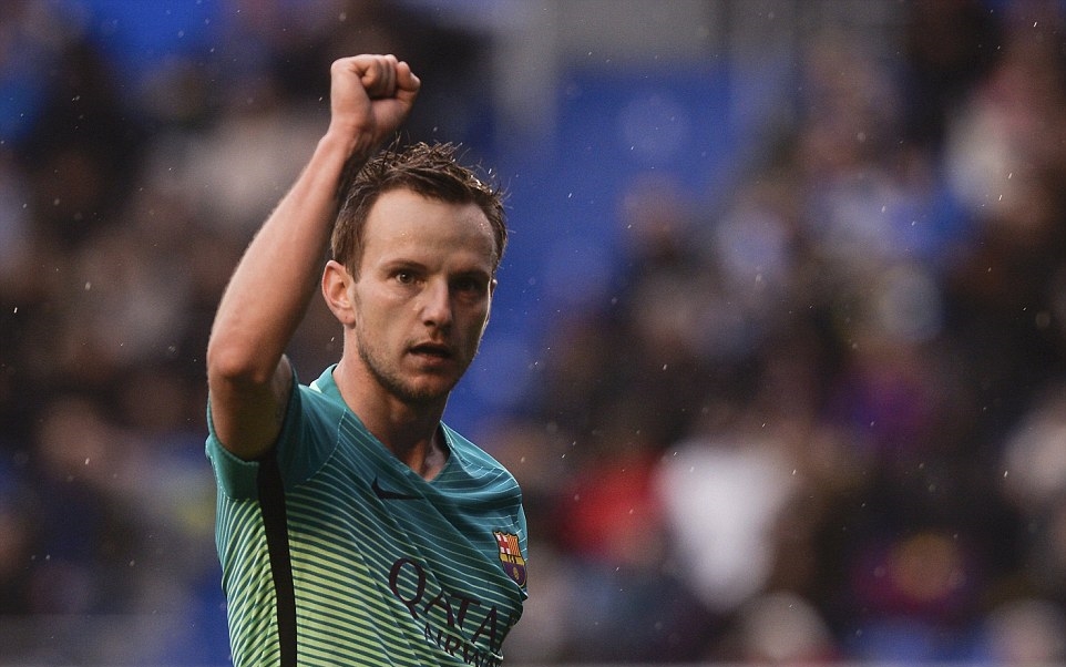 Ivan Rakitic tiếp nối chuỗi thăng hoa của Barca bằng bàn thắng thứ 5. Ảnh: Daily Mail.