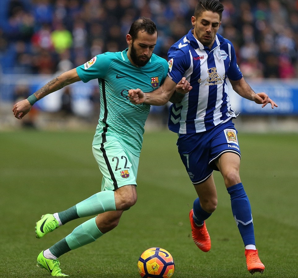 Chiến thắng của Barca kém trọn vẹn khi Aleix Vidal dính chấn thương cực nặng ở cuối trận. Ảnh: Daily Mail.