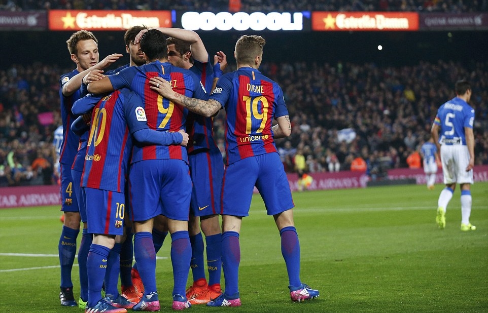 Barca sớm có lợi thế nhưng đã không chơi lấn lướt hoàn toàn. Ảnh: Daily Mail.