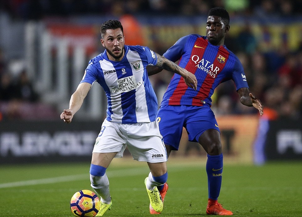 Đội khách cũng tạo ra khá nhiều tình huống sóng gió cho Barca. Ảnh: Daily Mail.