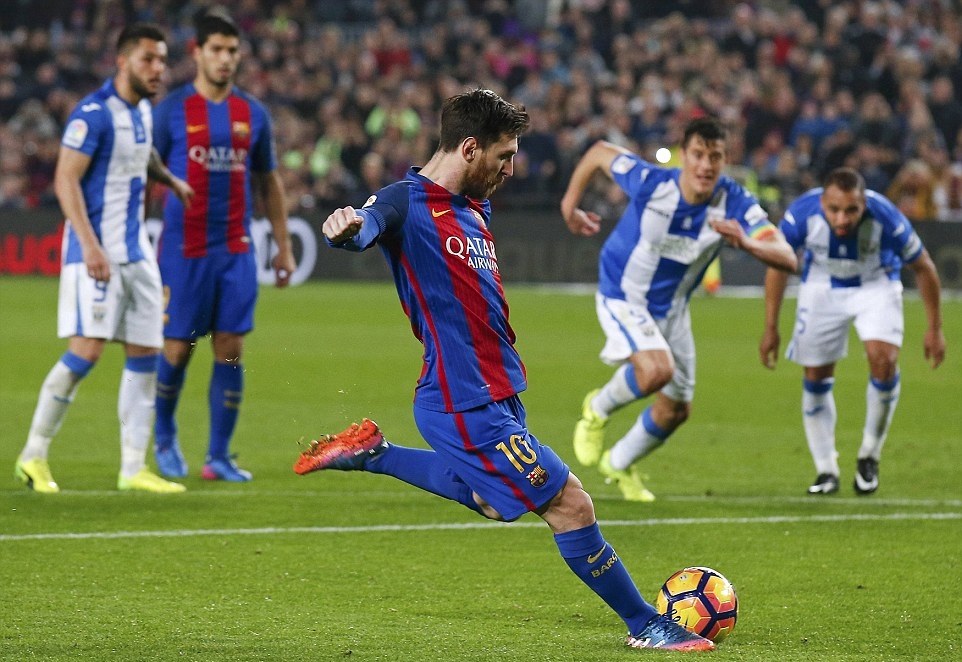 Tuy nhiên, mọi công sức của đội khách đã tan tành khi Barca được hưởng penalty ở phút thi đấu chính thức cuối cùng. Ảnh: Daily Mail.