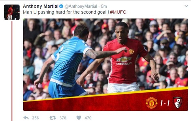 Dòng tweet của Martial ngay trong lúc hiệp hai đang diễn ra. Ảnh: Metro.