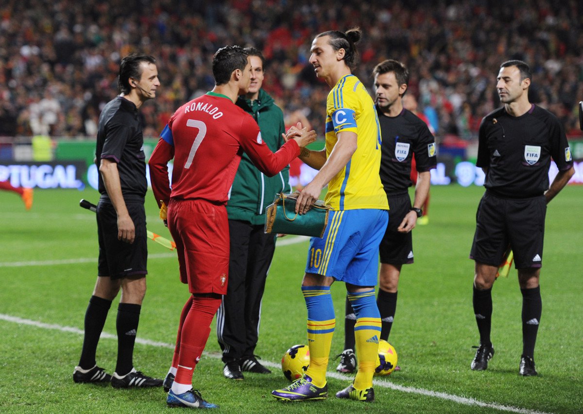 Ibrahimovic và Ronaldo, hai đội trưởng của Thụy Điển và Bồ Đào Nha trong trận play-off. Ảnh: Squawka.