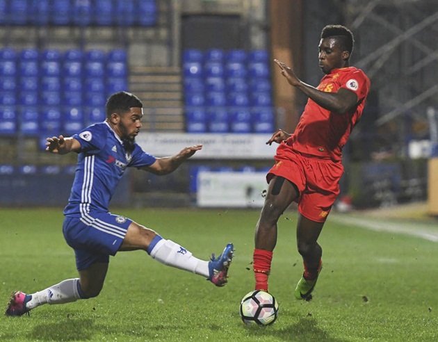 Sheyi Ojo thể hiện kỹ năng trước sự truy cản của Cole Dasilva. Ảnh: Express.