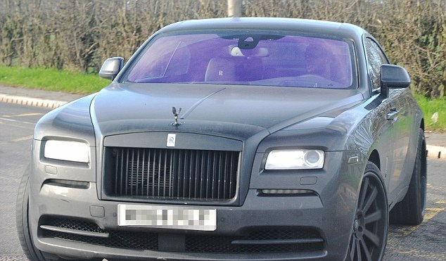 Lukaku đến sân tập trên chiếc siêu xe đắt tiền. Ảnh: Daily Mail.