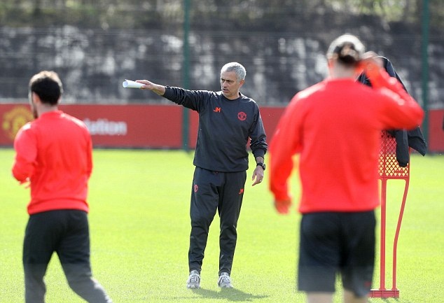 Jose Mourinho rất tập trung trong buổi tập này. Ảnh: Daily Mail.