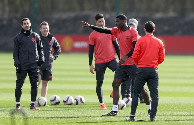 Trong khi Paul Pogba rất thoải mái. Ảnh: Daily Mail.