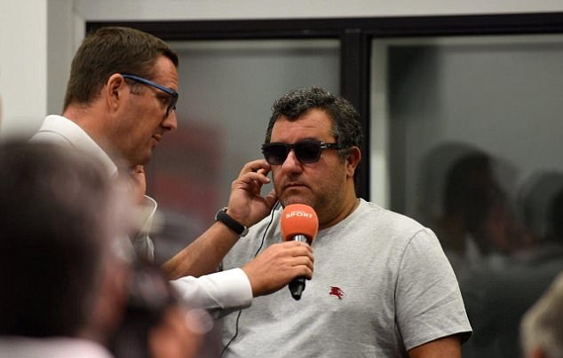 Trước đó siêu cò Raiola cho rằng Lukaku sẽ ở lại The Toffees. Ảnh: Daily Mail.