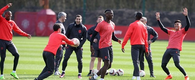 Các cầu thủ còn lại của M.U cũng rất vui vẻ. Ảnh: Daily Mail.