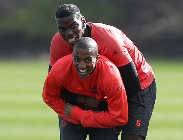Pogba và Young khá thân thiết trên sân tập. Ảnh: Daily Mail.
