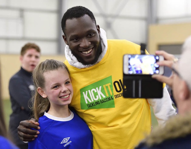 Anh tỏ ra rất vui vẻ với những người hâm mộ này. Ảnh: Express.