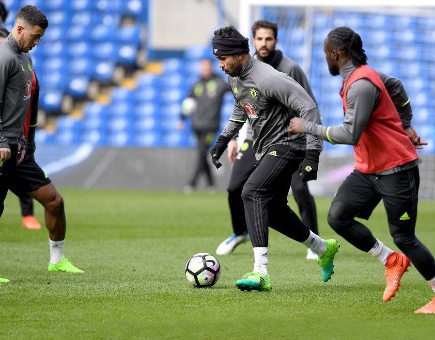 Diego Costa vẫn chơi tốt như mọi khi. Ảnh: Express.