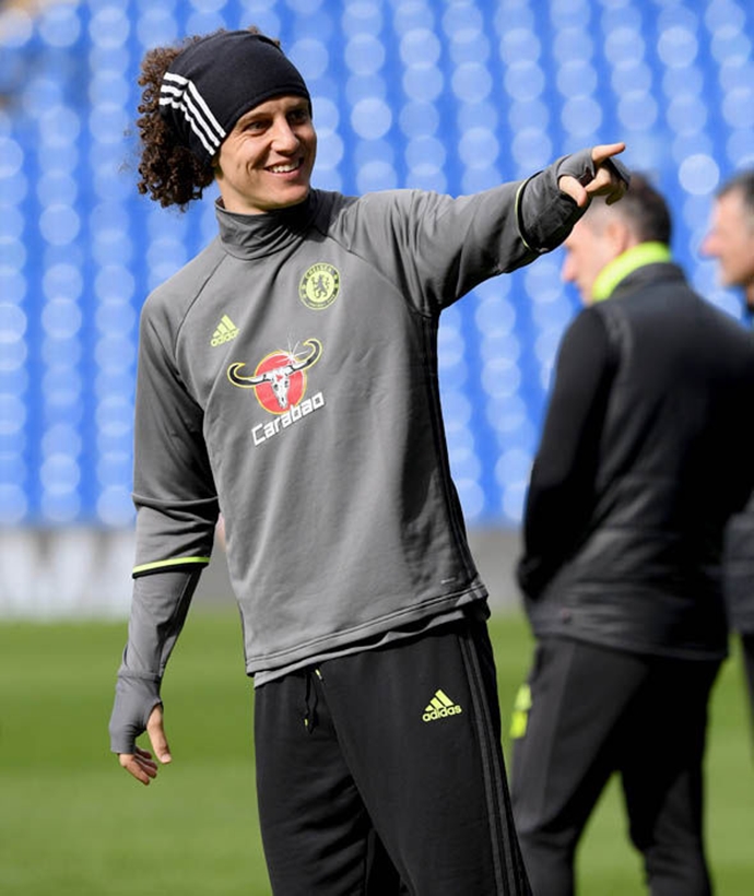 David Luiz rất hay pha trò trên sân tập. Ảnh: Express.