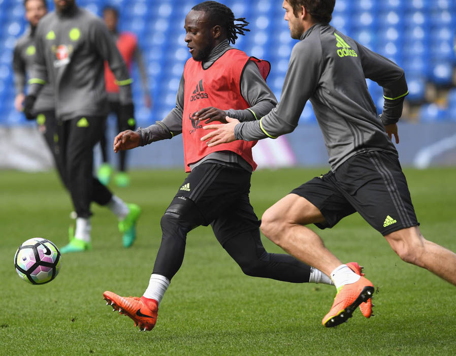 Chelsea đang nắm hầu như toàn bộ cơ hội vô địch Ngoại hạng Anh. Ảnh: Express.