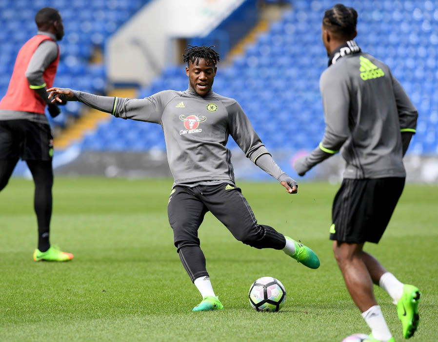 Mặc dù chỉ ngồi dự bị, Michy Batshuayi vẫn rất hài lòng với tình hình hiện tại ở Chelsea. Ảnh: Express.