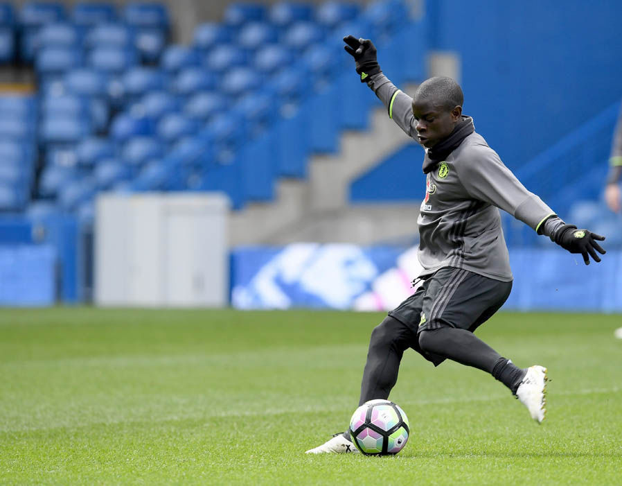 N'Golo Kante là cầu thủ rất quan trọng của Chelsea mùa này. Ảnh: Express.