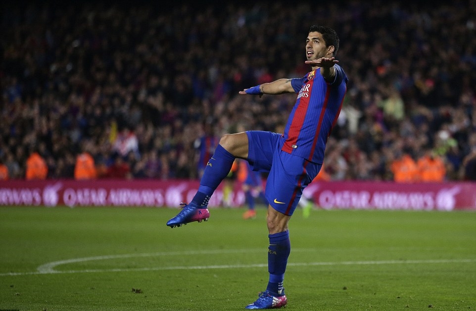 Suarez góp công rất lớn vào 2 bàn thắng của Barca. Ảnh: Daily Mail.