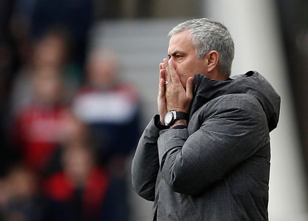 Mourinho không nghĩ M.U có thể chiêu mộ ngôi sao từ chính đối thủ. Ảnh: Mirror.