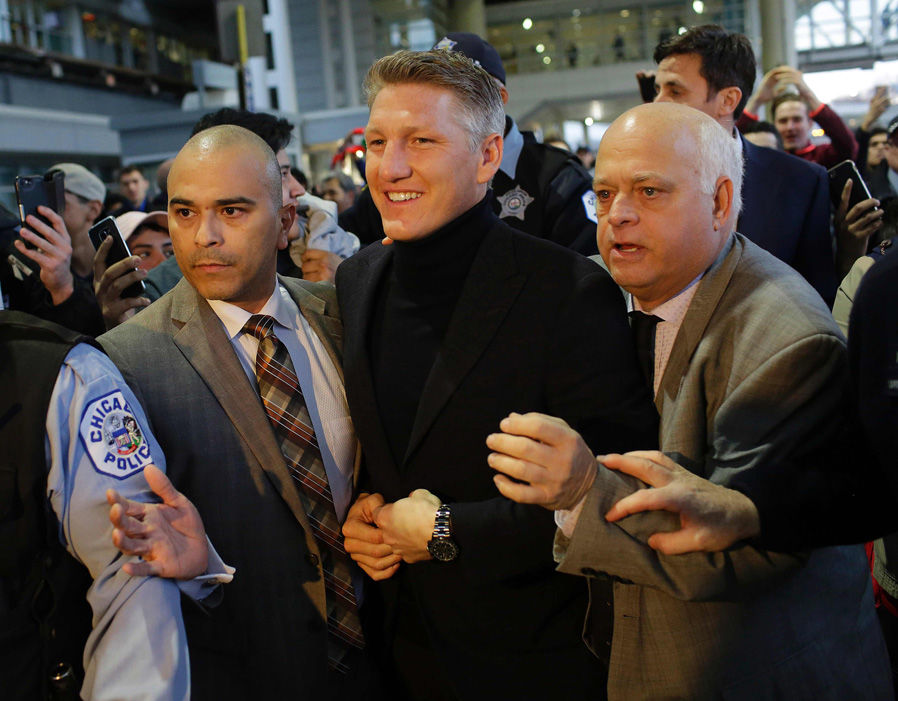 Chùm ảnh: Sân bay Chicago 'chật như nêm' chào đón Schweinsteiger - Bóng Đá