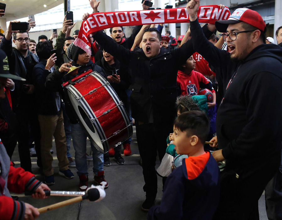 Chùm ảnh: Sân bay Chicago 'chật như nêm' chào đón Schweinsteiger - Bóng Đá