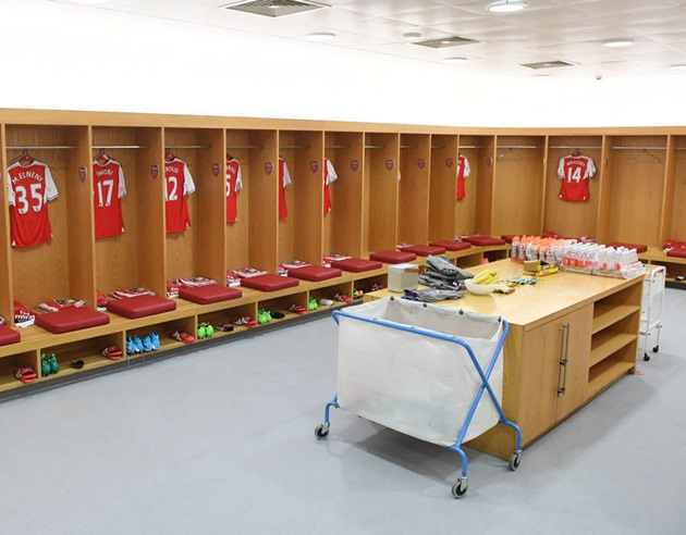 Phòng thay đồ Arsenal trước khi các cầu thủ đến. Ảnh: Express.